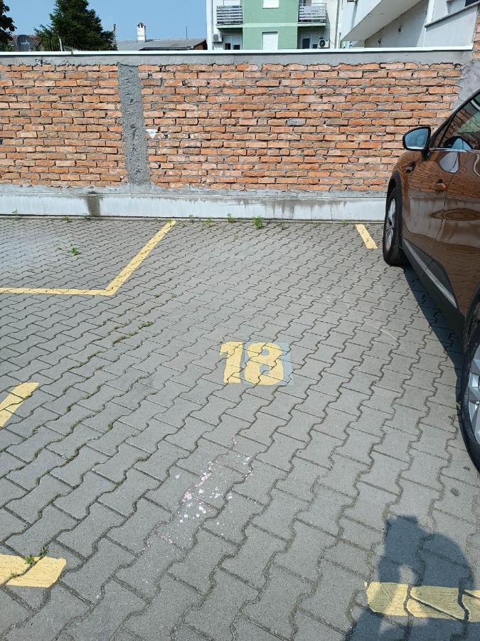 Vertigo Modern Studio-Free Private Parking-Fast Wi-Fi ノヴィ・サド エクステリア 写真